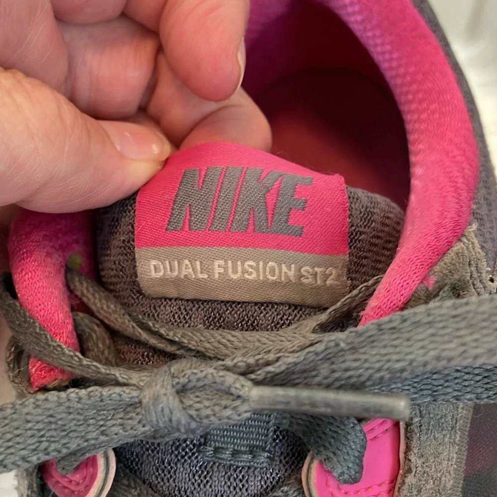 Nike tennis Shoes Gray Pink 10